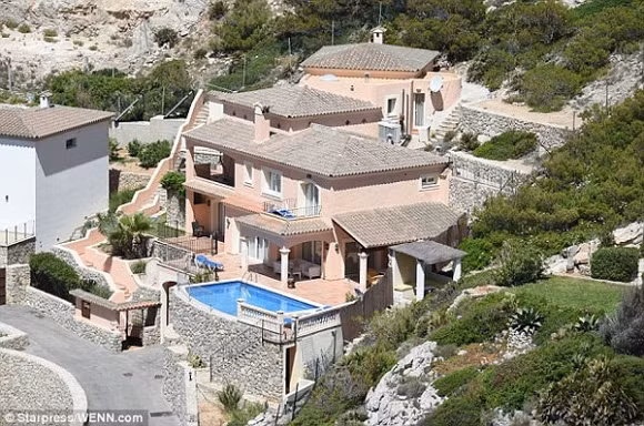 4. Biệt thự 2,65 triệu bảng ở đảo Mallorca, Tây Ban Nha Biệt thự 2,65 triệu bảng của Angelina Jolie và Brad Pitt nằm tại ngôi làng cổ ở Andratx, đảo Mallorca, Tây Ban Nha.