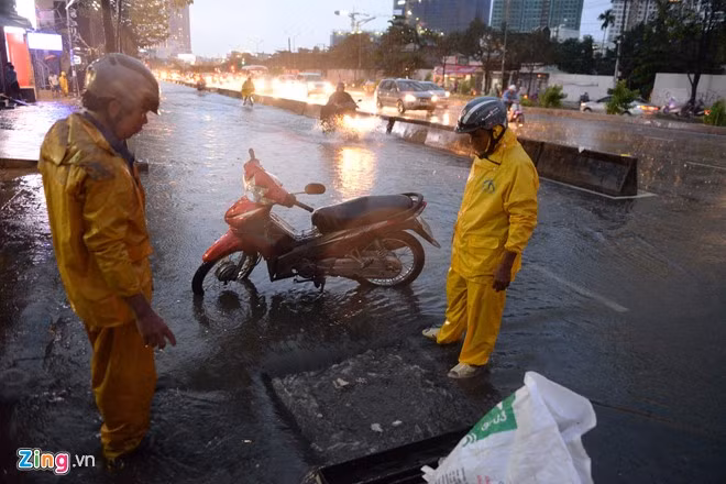 Đến khoảng gần 19h tối cùng ngày, lượng nước rút dần.