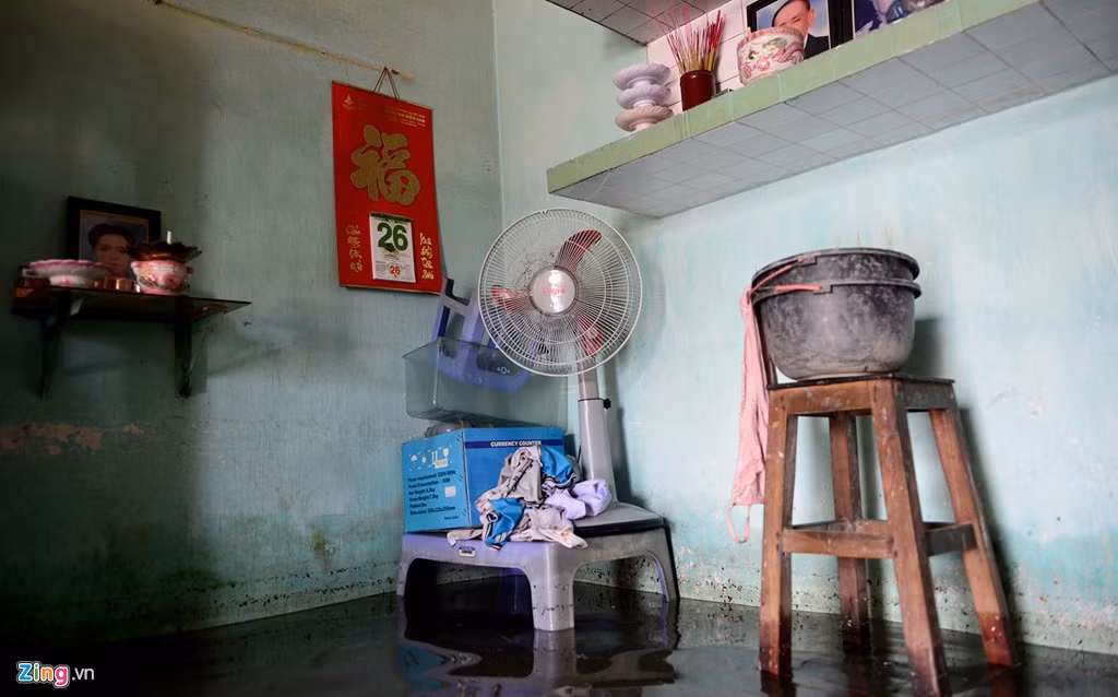 Chiều 26/9, cơn mưa lớn nhất từ đầu năm đến nay đã làm nhiều tuyến đường, khu dân cư ở hầu hết các quận, huyện ở TP.HCM chìm trong biển nước. Sau gần một ngày, nhiều nhà dân bên tuyến đường Phạm Văn Đồng, Kha Vạn Cân, Linh Đông (quận Thủ Đức) vẫn đang bị nước bao vây.
