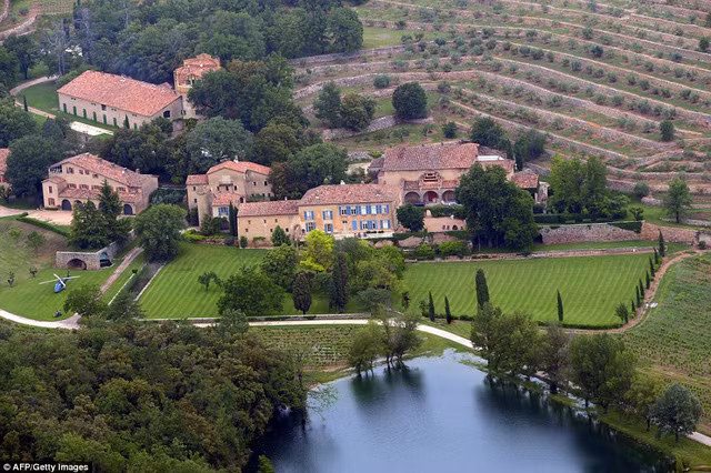 1. Biệt thự Chateau Miraval 60 triệu USD.- Pháp Trong số những biệt thự giá trị nhất của cặp đôi Angelina Jolie và Brad Pitt phải kể đến dinh thự khổng lồ ở miền Nam nước Pháp được đặt tên là Chateau Miraval. Đây chính là nơi họ thường xuyên qua lại khi Angelina Jolie mang bầu cặp song sinh Knox và Vivienne.