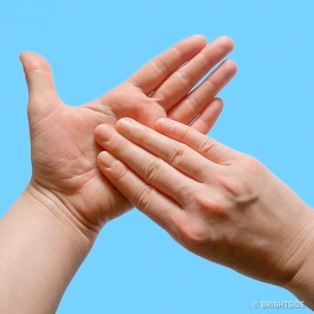 Lòng bàn tay: Không chỉ có các ngón tay mới làm nên điều kỳ diệu, lòng bàn tay của bạn cũng có công dụng chẳng kém. Khi bạn thấy buồn nôn, chóng mặt, căng thẳng, có dấu hiệu tiêu chảy hoặc táo bón, hãy xoa bóp và nhấn mạnh lên lòng bàn tay của bạn 3 lần kèm theo thở sâu.