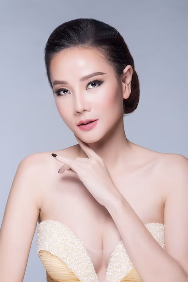 Không chỉ sửa mũi, cô còn làm đầy khuôn mặt bằng cấy mỡ tự thân để mặt không bị hóp và lấy bớt bọng mắt. Dương Yến Ngọc chia sẻ mặc dù quá trình phẫu thuật có chút đau đớn nhưng hiện tại cô đang cảm thấy rất lạc quan và yêu đời bởi ngoại hình xinh đẹp và đầy đặn hơn trước.