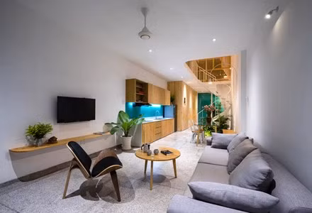 Các kiến trúc sư tạo nhiều lớp ngăn cách căn nhà với bên ngoài như: lớp thép đục lỗ, cây xanh, tường, kính.