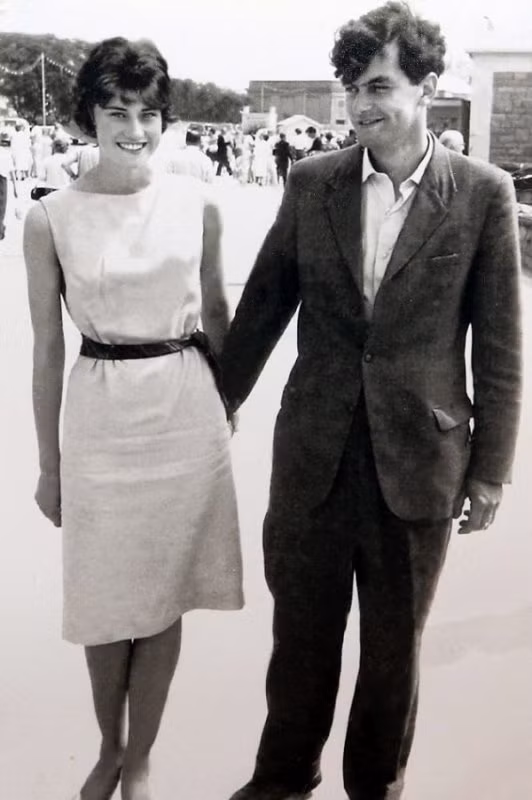Năm 1962, tại hạt Gloucestershire, một hạt trù phú, phì nhiêu tại Anh, ông Winston Howes và bà Janet đã chính thức trở thành vợ chồng với nhau. Sau đó, họ có 33 năm chung sống hạnh phúc. Đến năm 50 tuổi, bà Janet bất ngờ qua đời vì suy tim. Để tưởng nhớ người vợ của mình đồng thời gửi gắm tình cảm sau bao năm chung sống, ông Winston quyết định làm điều đặc biệt là trồng một cánh rừng hình trái tim. (Nguồn Youthwant)