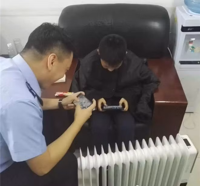 Cảnh sát chơi điện tử hăng say trong giờ và nguyên nhân đáng ngưỡng mộ - Hình 3 Canh sat choi dien tu hang say trong gio va nguyen nhan dang nguong mo-Hinh-3