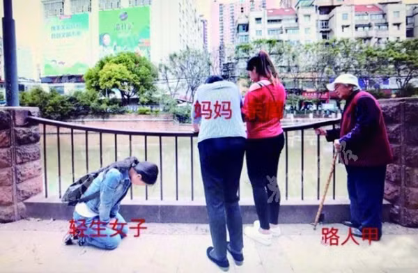 Đáng tiếc, chàng trai trẻ cứu được cô gái thì cũng đuối sức, bị dòng nước cuốn trôi và bỏ mạng oan uổng. Trong hình là cô gái trẻ dại dột đang quỳ gối xin lỗi người thân của chàng trai đã cứu sống mình. Cô quỳ gối trong khi mẹ, chị và bà của chàng trai trẻ đang lặng người đi vì đau đớn. (Nguồn Sina)