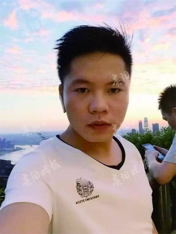 Gia Dũng chết đi, để lại nỗi đau đớn khôn nguôi cho bà nội và người thân của mình. Tuy nhiên tấm gương quên thân cứu người của anh được tất cả mọi người ghi nhớ, cảm phục. Cô gái trẻ trong lúc tìm kiếm thi thể của Vương Gia Dũng đã quỳ rất lâu trước mặt người thân của ân nhân để xin lỗi và hứa sẽ chăm sóc người thân của Gia Dũng thay cậu. (Nguồn Sina)