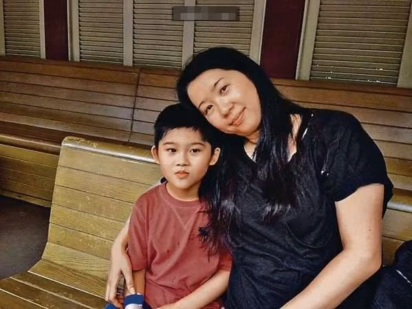 Để có điều kiện chữa trị tốt nhất, cả hai vợ chồng Trần Cẩm Hồng rời bỏ khu vực thành phố, tới nông thôn sinh sống. Cẩm Hồng ngày nào cũng dắt con trai đi dạo, con trai không nói một lời nào, người như trên mây trên gió. Phải mất rất lâu, thực hiện những hành động lặp đi lặp lại cả trăm lần, cậu bé Giá Hoa mới có chút niềm tin vào cha của mình. Hai cha con bắt đầu cải thiện giao tiếp, tương tác nhiều hơn. (Nguồn Youthwant)