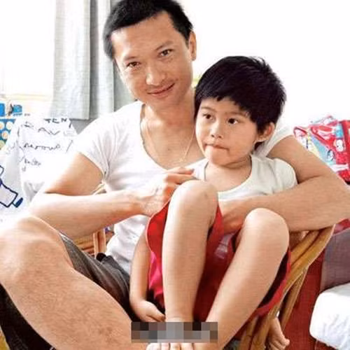 Theo thông tin đăng tải, năm 2004 Trần Cẩm Hồng kết hôn với Đỗ Văn Huệ. Năm 2007, cậu bé Trần Giá Hoa ra đời trong niềm hạnh phúc khôn xiết của cha mẹ. Lúc đó, Trần Cẩm Hồng rất vui vẻ, còn nói sẽ liên tiếp sinh luôn vài bé. Thế nhưng, sự đời không như mơ, khi những đứa trẻ khác đã biết nói, cậu bé Giá Hoa đến tận 2 tuổi vẫn chưa bập bẹ được gì. Cuối cùng, bác sĩ kết luận, cậu bé mắc chứng tự kỷ. (Nguồn Youthwant)