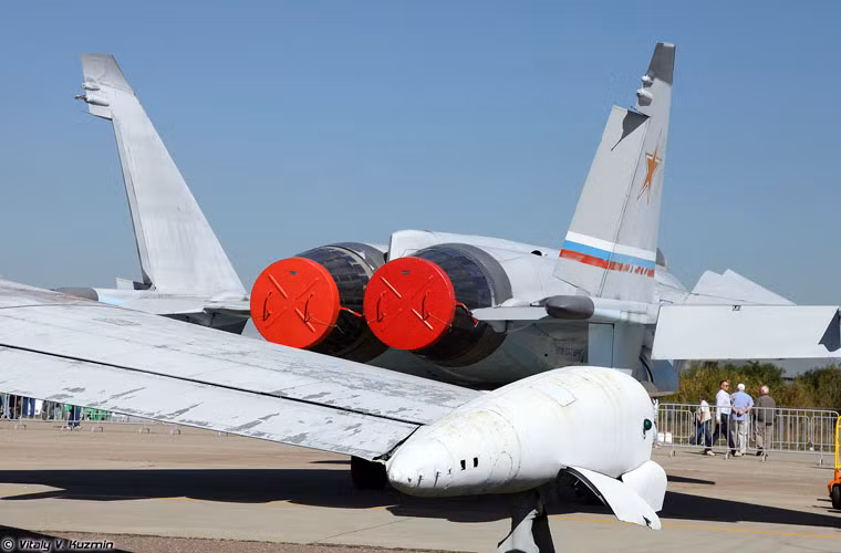 MiG 1.44 được trang bị động cơ tuốc bin phản lực AL-41F có khả năng hiệu chỉnh hướng phụt, tốc độ bay đạt 2.761km/h, tầm bay 4.000km. Tuy nhiên, sau chuyến bay thử nghiệm đầu tiên, dự án MiG 1.44 bị chính phủ Nga hủy bỏ để tập trung cho chương trình PAK FA của Sukhoi. Có nguồn tin cho rằng, giá thành quá cao của MiG 1.44 là nguyên nhân chính khiến dự án tham vọng của MiG bị hủy bỏ. Dù vậy, dường như MiG hiện tại vẫn chưa thôi hi vọng với MiG 1.44, có thể họ sẽ dùng nó cho một dự án tương lai.