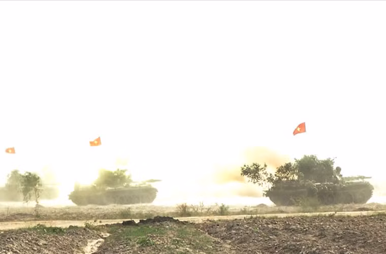Xe tăng T-54/55 dùng pháo 100mm phối hợp tiêu diệt cụm trận địa phòng ngự của địch.