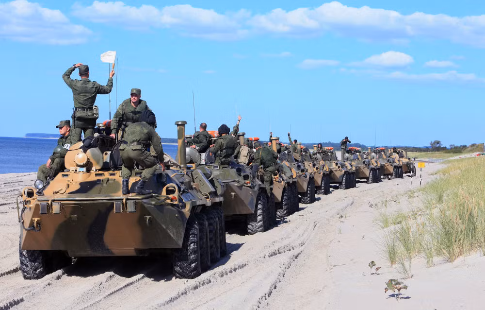 Đội hình xe bọc thép BTR-80 của Quân đội Nga xếp thành hàng trên bờ biển Baltic.