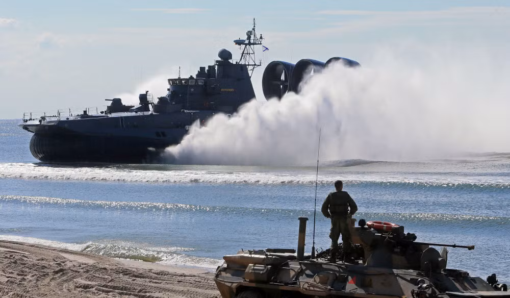 Cuộc tập trận chung Nga-Belarus không chỉ diễn ra ở thao trường trên bộ mà còn trên biển Baltic. Ảnh: Tàu đổ bộ đệm khí Zubr lao nhanh vào bờ.