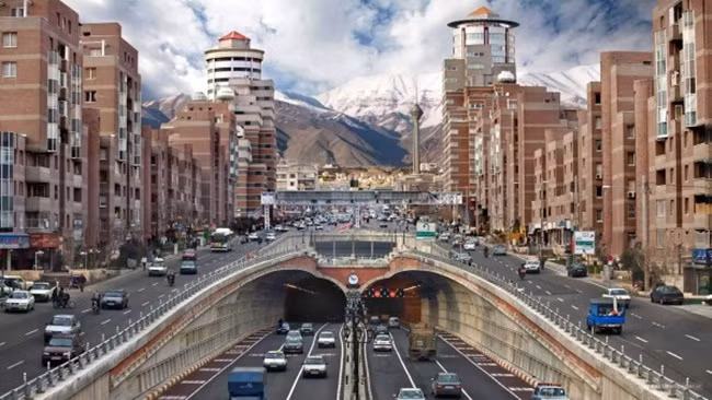 Theo số liệu tháng 4/2018, thống kê của Spectator Index cho thấy chỉ số tăng trưởng GDP của Iran xếp thứ 10 châu Á ở mức 4% kể từ đầu năm 2018. Iran là nước sản xuất nhiều saffron nhất thế giới. Đây được ví là "vàng đỏ" với giá bán lên đến hàng trăm triệu đồng/kg và được xuất khẩu sang nhiều nước.