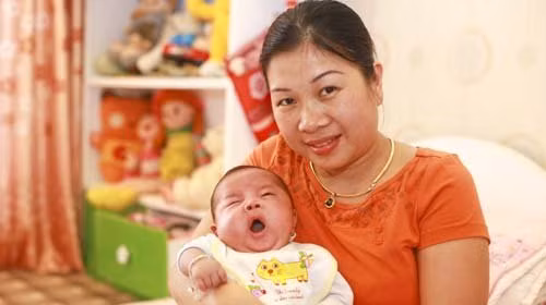 Ngày, 01/01/2012 gia đình chị Nguyễn Thị Hải (Lai Châu) cũng đã chấp nhận bản hợp đồng chi hơn 400 triệu để thuê máy bay từ Lai Châu - Hà Nội cấp cứu con trai sinh non ở tuần 27. Tuy nhiên, do điều kiện thời tiết xấu, nhiệt độ xuống dưới 5OC, sương mù dày đặc, máy bay không thể hạ cánh. Gia đình vẫn phải thanh toán 50% phí hợp đồng. Ảnh: Tuổi Trẻ.