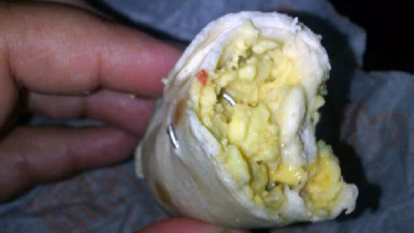 Cửa hàng McDonald ở Georgia Frances Rosario trở nên "nổi như cồn" sau khi một khách ăn bánh bột ngô mua tại đây phát hiện một chiếc nhẫn mũi trong bánh.