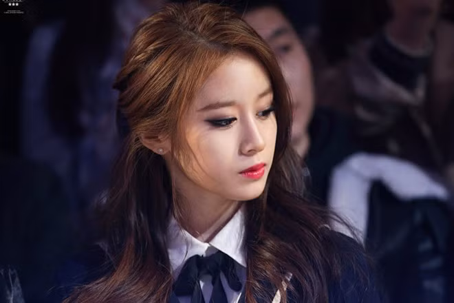 Các nét trên gương mặt của Jiyeon (T-ara), đặc biệt là đôi mắt rất sắc sảo và quyến rũ.