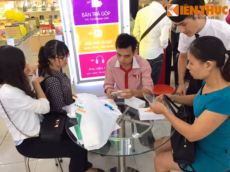 Dan Ha Noi nhon nhip sam bo doi iPhone 6S chinh hang-Hinh-2