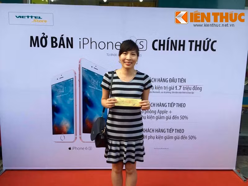 Khách hàng Hoàng Thị Minh Phương là người đầu tiên mua được siêu phẩm iPhone 6S Plus, bản 64GB tại cửa hàng 145 Thái Hà.