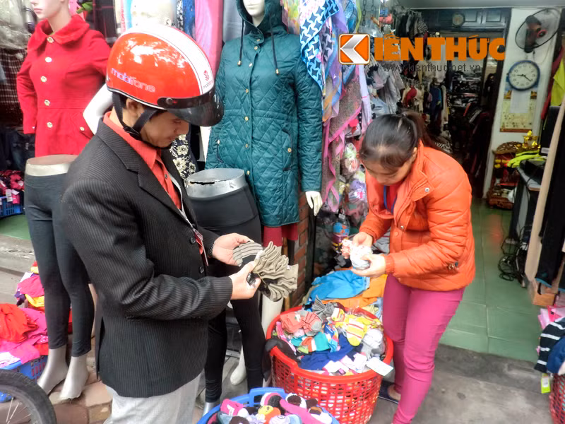 Ngoài mặt hàng quần áo, nhiều món đồ giữ ấm như khăn, tất, mũ... cũng rất chạy hàng. Một khách hàng nam dừng lại mua tất ấm. Giá của những món đồ này dao động từ 8.000 - 35.000 đồng.