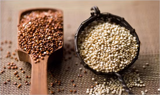 Hạt diêm mạch còn gọi là hạt Quinoa, trông giống như hạt kê được bán với giá 850.000 đồng/1,2kg. Chúng được dùng nhiều trong các thực đơn ăn chay để bổ sung dinh dưỡng.