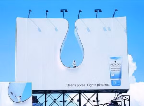Quảng cáo sữa rửa mặt Pond's làm sạch lỗ chân lông...