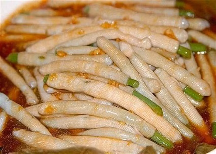 Trong khi đó, sá sùng khô, đã qua chọn lựa chế biến, có giá từ 3,5 - 4 triệu đồng/kg. Nhiều người dân vùng biển cũng đổi đời, kiếm bộn tiền nhờ loại đặc sản đắt đỏ này.