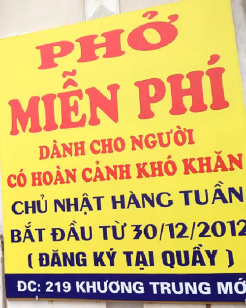 Một tấm biển quảng cáo miễn phí phở cho người có hoàn cảnh khó khăn tại Hà Nội.