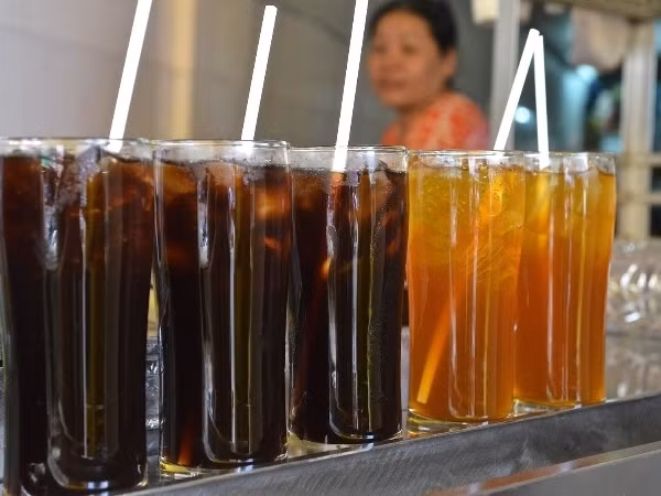 5. Trà Atiso. Không chỉ là đồ uống giải nhiệt, người Việt tin rằng trà Atiso có khả năng làm sạch gan, giải độc hiệu quả. Đến đây, du khách có thể lựa chọn loại trà đen đắng nhẹ có nguyên liệu từ thân cây hoặc trà vàng có vị ngọt làm từ hoa Atiso.