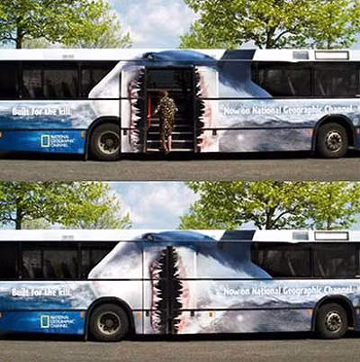  Biển quảng cáo trên xe bus khá độc, hành khách giống như bị nuốt chửng vào miệng cá mập.