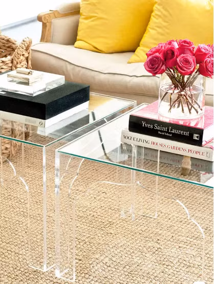 Kính cường lực là vật liệu trang trí phổ biến mà bạn có thể nhìn thấy ở rất nhiều ngôi nhà.Chất liệu kính cường lực rất phù hợp với những không gian nhỏ. Những chiếc bàn cà phê làm từ kính cường lực sẽ giúp không gian trở nên rộng rãi, sáng sủa hơn cũng như cải thiện thiết kế tổng thể của toàn bộ căn phòng nhỏ.