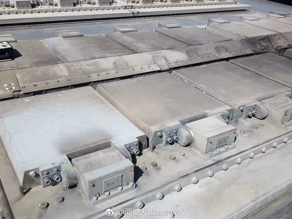 Dường như các thủy thủ trên chiếc tàu chiến Pháp này không quan tâm lắm tới việc vệ sinh cho các giếng phóng tên lửa thẳng đứng VLS này sau khi sử dụng nó hoặc đơn giản là họ đã cố cọ, nhưng vết ám đen không thể sạch được. Nguồn ảnh: Sina.