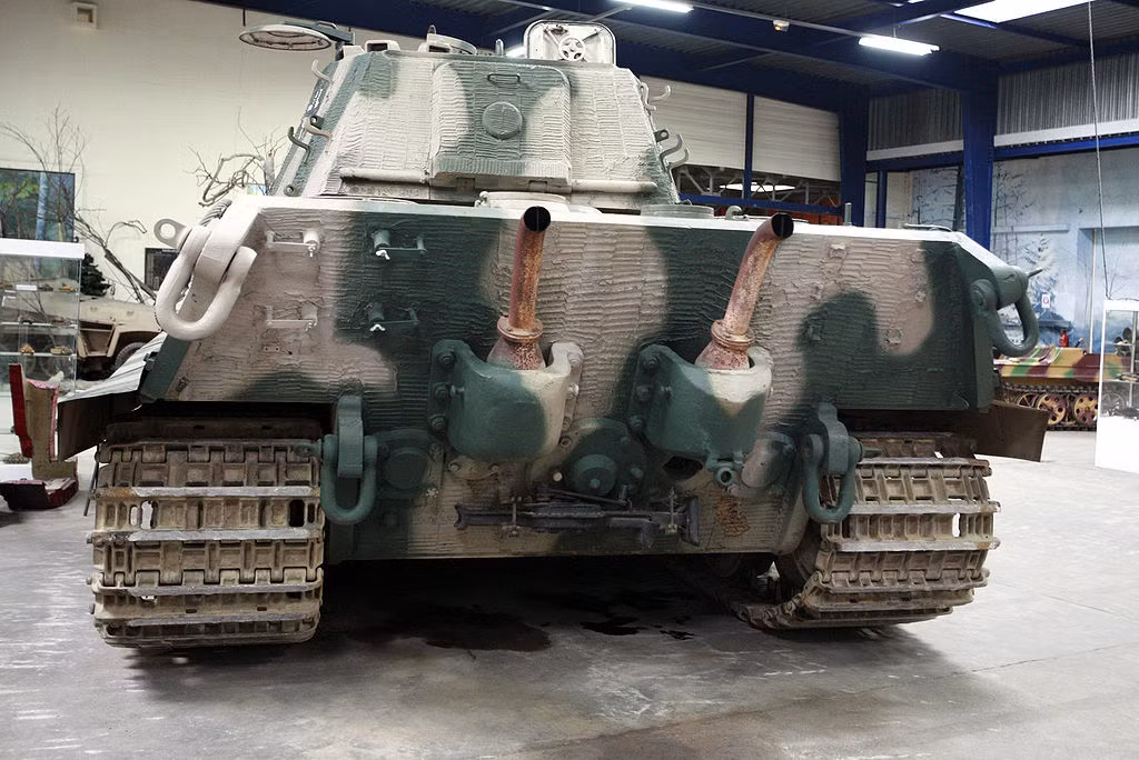 Về thiết kế, có thể coi chiếc xe tăng Tiger II là phiên bản phóng to của xe tăng hạng trung Panther trước đó với ưu thế giáp nghiêng cực kỳ ưu việt. Mặc dù vậy, do được phát triển quá vội vã vào cuối chiến tranh nên chiếc xe tăng này có quá nhiều nhược điểm. Nguồn ảnh: Messe.