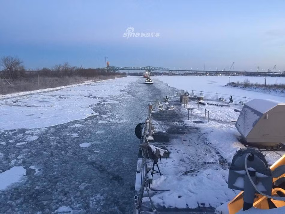 Tàu USS Little Rock bên trong cảng Montreal - tình hình thời tiết dù đã có tiến triển khả quan hơn nhưng dưới nước, băng vẫn chưa tan hết hoàn toàn. Nguồn ảnh: Sina.