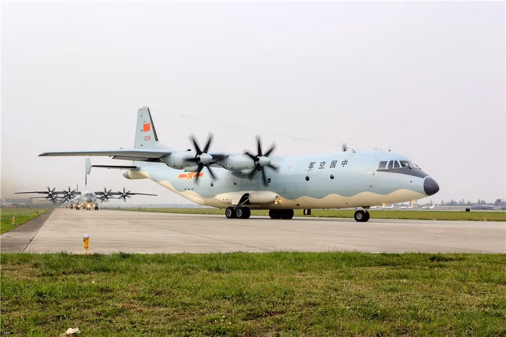 Y-9 là loại máy bay vận tải tầm trung, được Trung Quốc thiết kế lại dựa trên cơ sở là máy bay vận tải An-12 của Liên Xô trước đây. Nguồn ảnh: Defence.