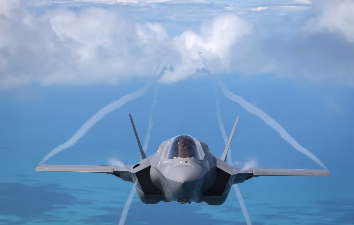 Cụ thể, Đại úy Phi công Mỹ ông Brock McGehee cho biết, đôi khi những chiếc F-15 trong tay các phi công dày dặn kinh nghiệm có thể hạ gục một cách dễ dàng những chiếc F-35A hiện đại, kể cả khi F-15 không cần F-35 chấp điểm. Nguồn ảnh: Image.