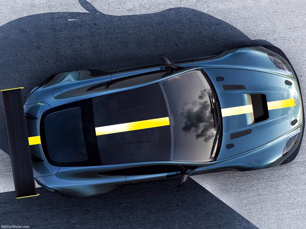Bảy chiếc Aston Martin Vantage AMR Pro nổi bật với đường sọc xanh neon kéo dài từ mũi xe đến phần đuôi, thân xe màu xanh Stirling Green