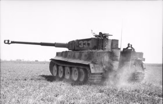 Trong quá trình hành quân chiến đấu, nếu xe tăng Tiger bị xa lầy, mắc kẹt, binh lính Liên Xô cũng được khuyến cáo phá hủy tại chỗ vì phía Liên Xô không có loại xe cứu hộ nào có thể kéo được con quái vật này khi nó chẳng may bị sa lầy. Nguồn ảnh: Warhistory.
