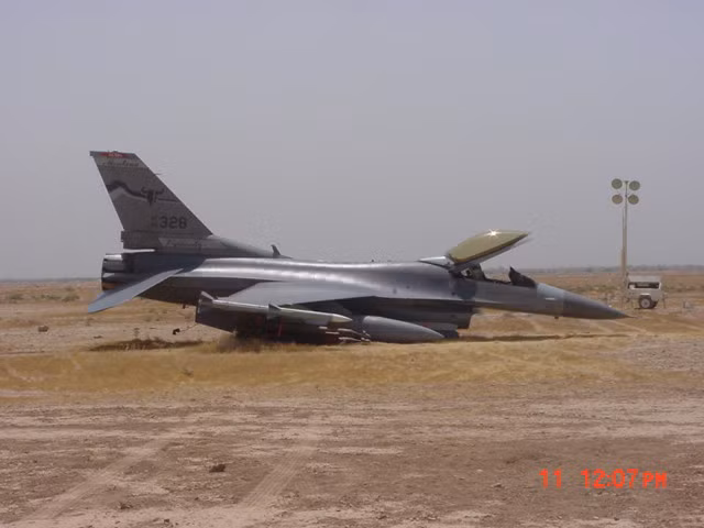 Tháng 9 năm 2003, một chiến đấu cơ F-16C đã rơi khi đang có màn trình diễn ở Moutain Home, Idaho, Mỹ. Vụ việc xảy ra khi phi công điều khiển chiếc F-16C đang cố thực hiện động tác trình diễn lượn chữ S. Do thực hiện động tác ở độ cao quá thấp, chiếc F-16C đã quệt đuôi xuống đất, phi công điều khiển đã cố hướng chiếc máy bay ra khỏi đám đông trước khi nhảy dù thoát hiểm. Nguồn ảnh: Nowe.