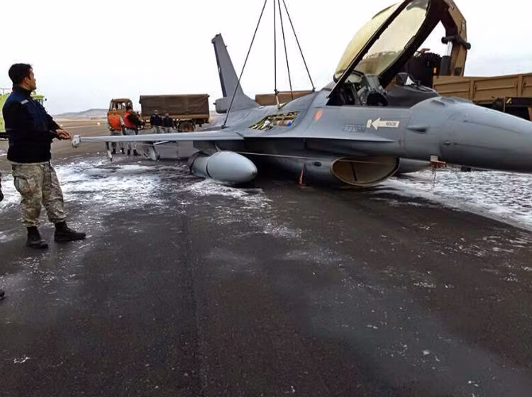 Kết quả của vụ việc là chiếc F-16 bị phá hủy hoàn toàn, phi công bị đa chấn thương do thoát ly ở góc nghiêng quá xấu còn Không quân Mỹ sau đó phải sửa lại quy trình thực hiện động tác lượn trình diễn chữ S để đảm bảo không có các thảm kịch tương tụ xảy ra. Nguồn ảnh: NBC.