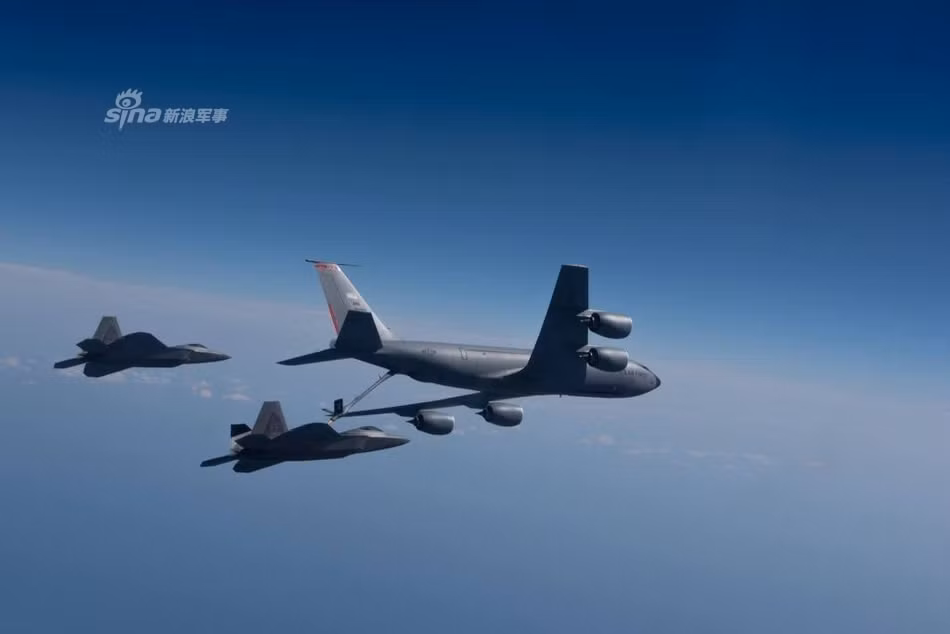 Tầm hoạt động tối đa của F-22 với hai bình nhiên liệu phủ vào khoảng 2960 km. Bán kính chiến đấu của chiến đấu cơ này khi nó mang theo vũ khí và không mang theo bình nhiên liệu phụ vào khoảng tối đa 850 km. Nguồn ảnh: Sina.