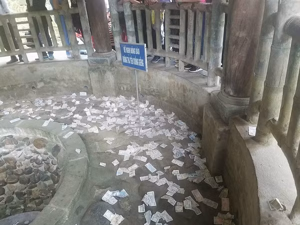 Dù đã có biển cấm, người dân vẫn vô tư ném tiền xuống giếng cổ, gây phản cảm ở chốn linh thiêng. Dù đã có biển cấm, người dân vẫn vô tư ném tiền xuống giếng cổ, gây phản cảm ở chốn linh thiêng.