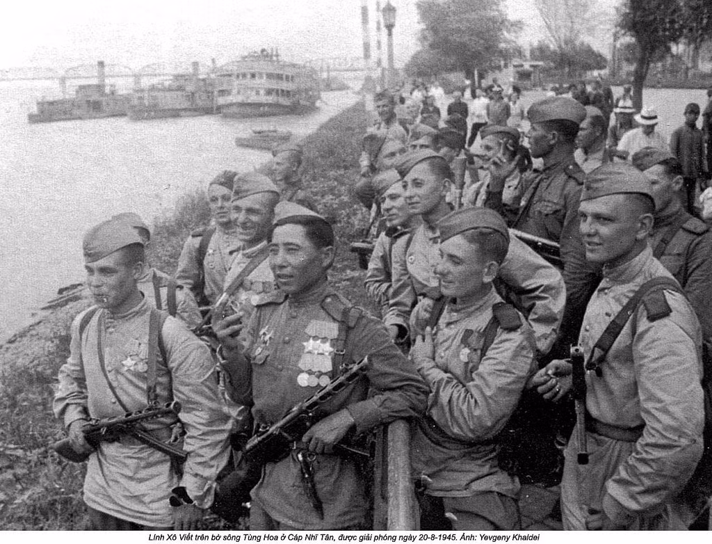 Binh lính Liên Xô tại sông Tùng Hoa ở Cáp Nhĩ Tân sau khi nơi này được giải phóng. Nguồn ảnh: Flickr.