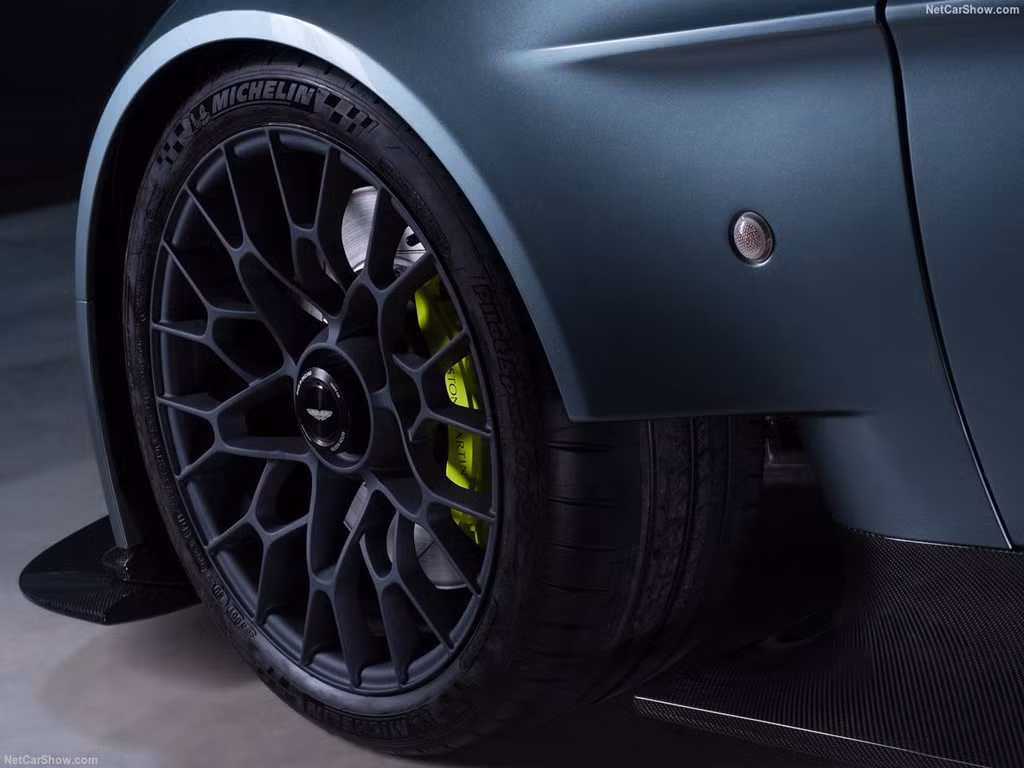 Hệ thống khóa vi sai trung tâm, mâm xe 19 inch với 4 bánh xe sử dụng lốp Michelin Pilot Cup 2 tiêu chuẩn, đảm bảo độ bám đường tốt nhất. Những thay đổi trực quan khác bao gồm hốc gió trước, lưới tản nhiệt, chắn bùn phía trước, bộ khuếch tán phía sau được chỉnh sửa.