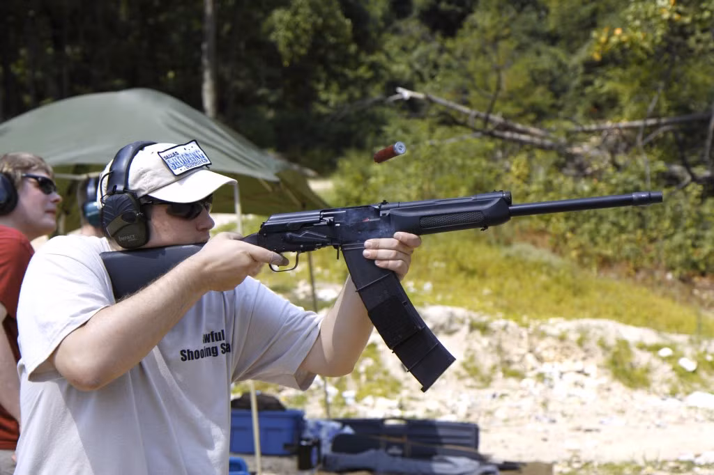 Loại súng shotgun Saiga 12 này ít được sử dụng vào mục đích quân sự mà thường được sử dụng vào mục đích dân sự như súng hơi thể thao hoặc sử dụng với lực lượng cảnh sát để đàn áp biểu tình với loại đạn đặc biệt. Nguồn ảnh: Pinterest.