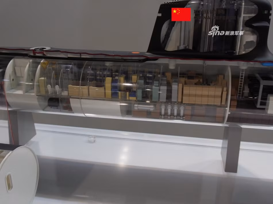 Tàu ngầm Scorpene phiên bản S-BR được trang bị động cơ điện-diesel với công nghệ API cùng pin dung lượng cao, cho phép tàu có khả năng di chuyển với tốc độ tối đa 20 hải lý/giờ khi lặn (tương đương 37 km/h). Nguồn ảnh: Sina.