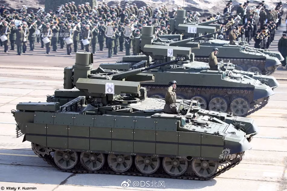 Xe có dự trữ nhiên liệu 1200 lít. Cho phép nó di chuyển được với quãng đường tối đa 550 km/h, tùy thuộc vào loại địa hình. Nguồn ảnh: Sina.