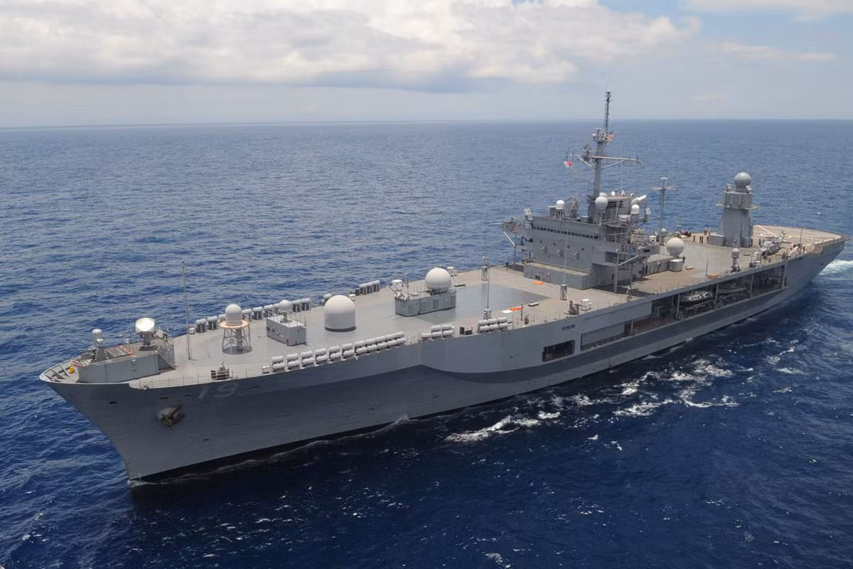 Một lớp tàu ít ai biết tới đó là tàu chỉ huy lớp Blue Ridge. Lớp tàu chỉ huy (Command Ship) là nơi làm việc của những sĩ quan chỉ huy cấp cao nhất trong các nhiệm vụ quy mô lớn trên biển và là nơi ban hành những mệnh lệnh mang tính thay đổi cục diện cả cuộc chiến. Nguồn ảnh: BI.