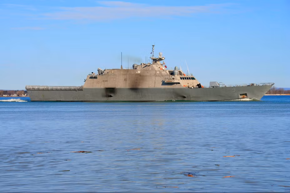  Tàu chiến đấu ven vờ (LCS) mới nhất của Hải quân Mỹ, chiếc USS Little Rock cuối cùng cũng có thể thoát ra được vùng nước băng giá ở cảng Montreal - Canada để quay trở về nước hồi cuối tháng ba vừa qua sau hơn ba tháng bị cầm chân ở đây do nó không thể di chuyển qua lớp băng quá dày. Nguồn ảnh: Twitter.