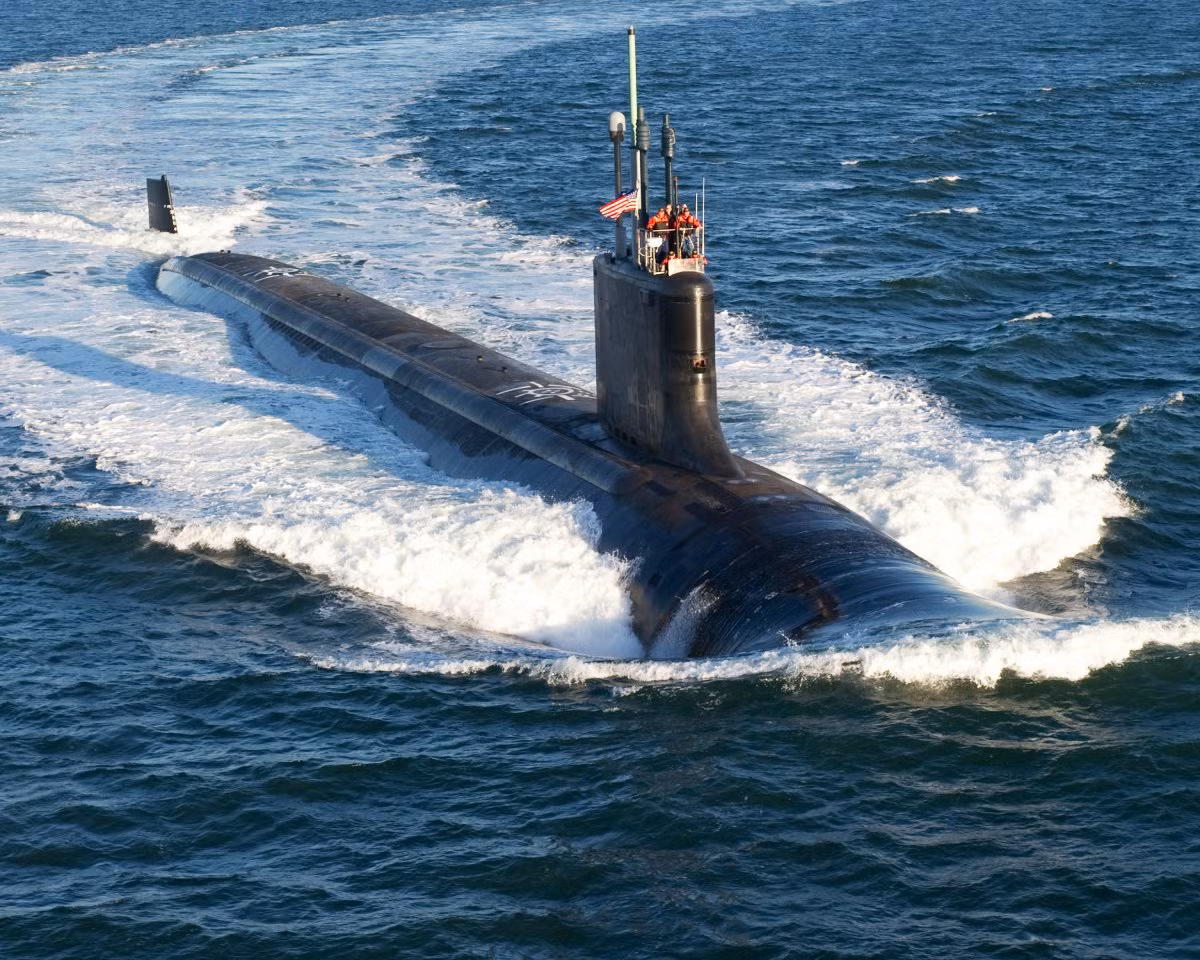 Seawolf là lớp tàu ngầm tấn công nhanh của Hải quân Mỹ, nó là tiền đề để hải quân nước này nghiên cứu ra loại Virginia với kích thước nhỏ hơn, tốc độ cao hơn và chi phí đóng mới, vận hành ít hơn. Từng được dự kiến đóng tới 29 chiếc, tuy nhiên sự kết thúc của chiến tranh Lạnh khiến số lượng tàu ngầm lớp Seawolf chỉ dừng lại ở con số 3. Nguồn ảnh: USNI.